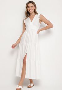 Born2be - Biała Wiskozowa Sukienka z Falbankami Sadoline. Okazja: na co dzień. Typ kołnierza: kołnierz z falbankami. Kolor: biały. Materiał: wiskoza. Styl: boho, casual #1