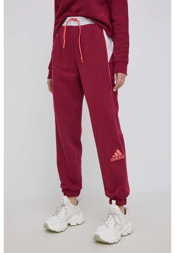 Adidas - adidas spodnie damskie kolor fioletowy wzorzyste. Stan: podwyższony. Kolor: fioletowy. Materiał: dzianina, materiał, włókno, bawełna. Wzór: nadruk