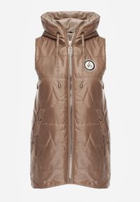 Born2be - Szampańska Pikowana Kamizelka o Długim Kroju z Nieodpinanym Kapturem i Aplikacją Koretes. Okazja: na co dzień. Kolor: złoty. Materiał: prążkowany, poliester. Długość: długie. Wzór: aplikacja. Styl: casual #3