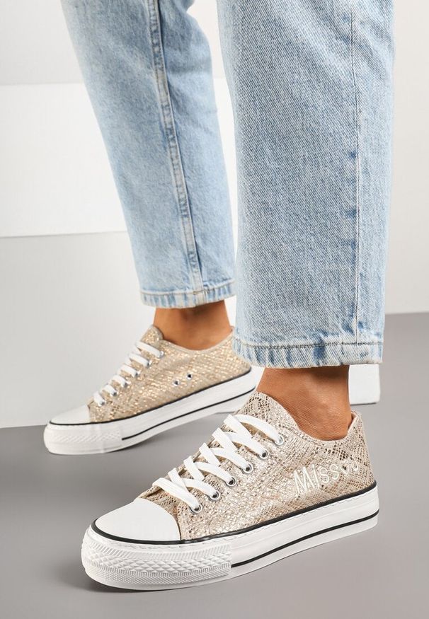 Born2be - Złote Wężowe Trampki pod Kostkę Ozdobione Napisem i Brokatem Terlevia. Okazja: na co dzień. Kolor: złoty. Materiał: jeans. Wzór: aplikacja, napisy. Styl: casual, glamour
