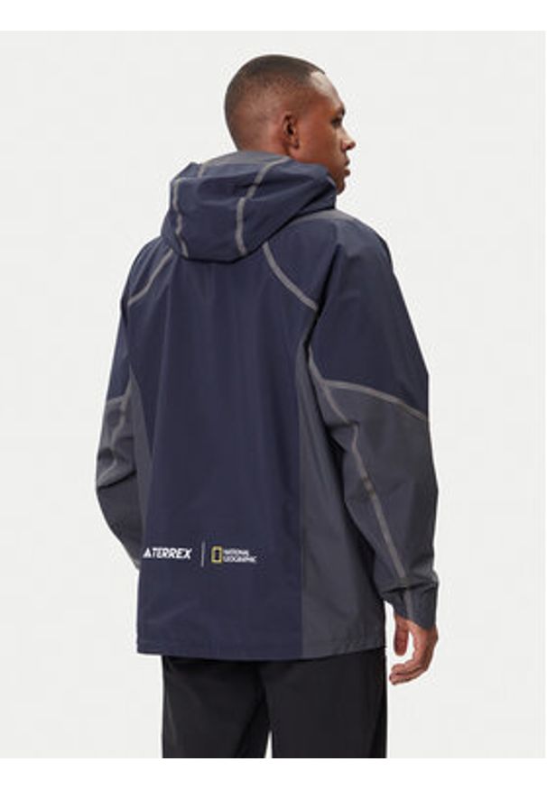 Adidas - adidas Kurtka przeciwdeszczowa Nat Geo Climaproof KC2343 Granatowy Loose Fit. Kolor: niebieski. Materiał: syntetyk. Technologia: ClimaProof (Adidas)