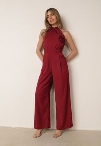 Born2be - Bordowy Kombinezon Elegancki z Broszką Różą 3D i Dekoltem Halter Thaelima. Kolor: czerwony. Wzór: aplikacja. Styl: elegancki #5