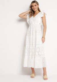 Born2be - Biała Koronkowa Sukienka Maxi o Rozkloszowanym Fasonie z Falbankami Wilea. Typ kołnierza: kołnierz z falbankami. Kolor: biały. Materiał: koronka. Wzór: haft. Długość: maxi #2