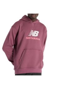 Bluza męska New Balance MT51512FDP - różowa. Kolor: różowy. Materiał: dresówka, bawełna. Wzór: aplikacja. Styl: klasyczny