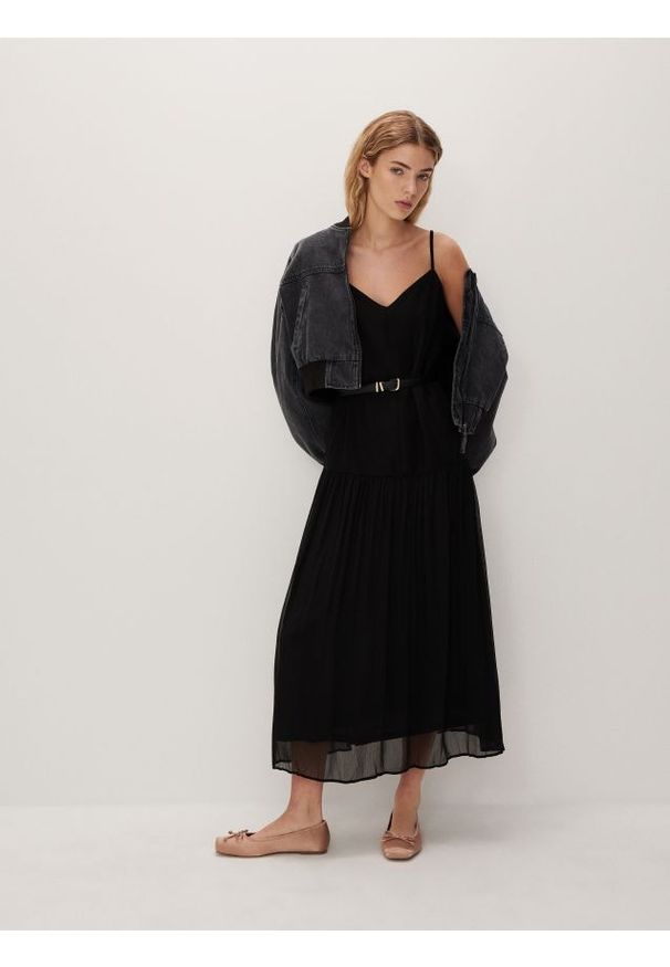 Reserved - Sukienka z plisowanym dołem - czarny. Kolor: czarny. Materiał: tkanina