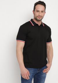 Born2be - Czarna Koszulka o Fasonie Polo z Guzikami Timarie. Okazja: na spotkanie biznesowe. Typ kołnierza: polo. Kolor: czarny. Materiał: dresówka. Styl: klasyczny, biznesowy, elegancki
