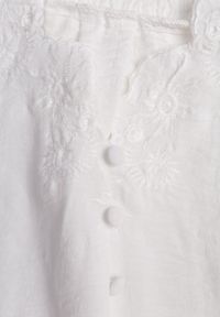 Born2be - Biała Bluzka z Krótkimi Rękawami i Ozdobnym Haftem Emmania. Okazja: na co dzień. Kolor: biały. Długość rękawa: krótki rękaw. Długość: krótkie. Wzór: haft. Styl: casual #8