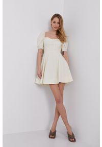 BARDOT - Bardot Sukienka kolor kremowy mini rozkloszowana. Kolor: beżowy. Materiał: tkanina. Długość rękawa: krótki rękaw. Typ sukienki: rozkloszowane. Długość: mini #6