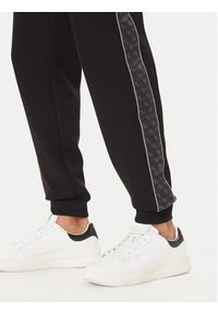 Guess Spodnie dresowe Z5BB18 KB3P2 Czarny Regular Fit. Kolor: czarny. Materiał: syntetyk, bawełna #3