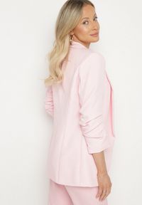 Born2be - Jasnoróżowa Elegancka Marynarka z Rękawami 7/8 i Ozdobnymi Klapami Novse. Okazja: na co dzień, na spotkanie biznesowe, do pracy. Kolor: różowy. Materiał: poliester, tkanina. Styl: elegancki