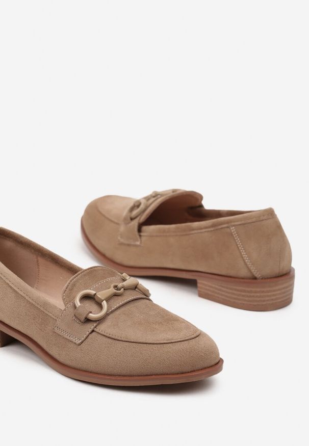 Born2be - Ciemnobeżowe Mokasyny Vices ze Skórzaną Wkładką i Ozdobną Aplikacją Delainora. Okazja: na co dzień. Kolor: beżowy. Materiał: skóra. Wzór: aplikacja. Styl: casual, elegancki