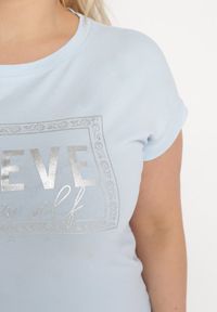 Born2be - Jasnoniebieski Bawełniany T-shirt z Ozdobnym Napisem Dellphia. Okazja: na co dzień. Kolor: niebieski. Materiał: bawełna. Wzór: napisy. Styl: casual, elegancki #6