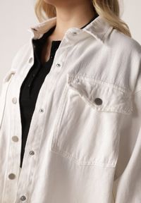 Born2be - Biała Bawełniana Kurtka Jeansowa o Koszulowym Kroju na Napy Yrelola. Okazja: na co dzień, do pracy. Kolor: biały. Materiał: jeans, bawełna. Długość: długie. Styl: casual, klasyczny #4