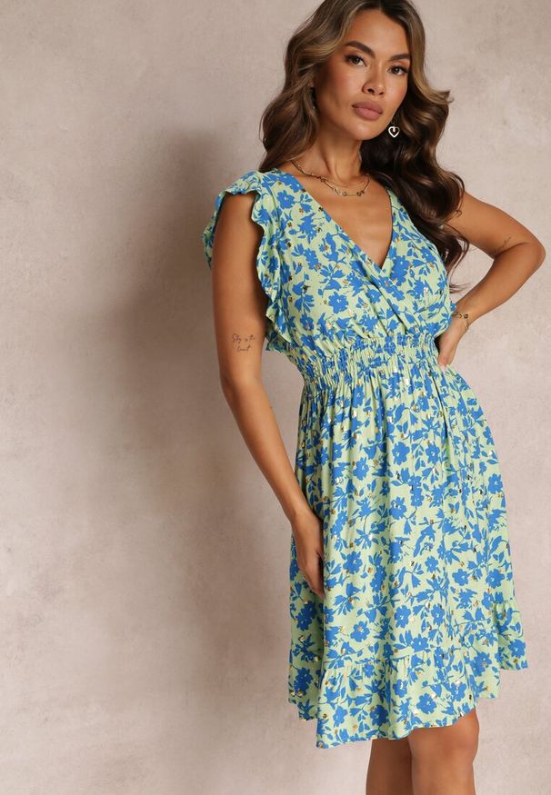 Renee - Jasnozielona Wiskozowa Sukienka o Rozkloszowanym fasonie z Metalicznym Nadrukiem Aurasana. Typ kołnierza: kołnierz z falbankami. Kolor: zielony. Materiał: wiskoza. Wzór: nadruk. Sezon: lato