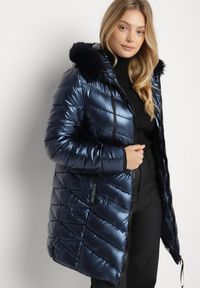 Born2be - Granatowa Pikowana Kurtka z Kapturem z Futerkiem Zorria. Typ kołnierza: kaptur. Kolekcja: plus size. Kolor: niebieski. Materiał: futro. Wzór: aplikacja #6