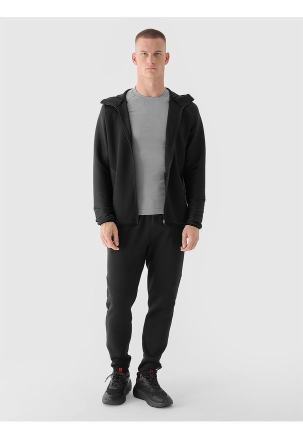 4f - 4F Bluza treningowa szybkoschnąca męska 4F x Robert Lewandowski - czarna XL. Typ kołnierza: kaptur. Kolor: czarny. Materiał: dzianina, włókno, poliester, jersey, materiał, elastan. Długość rękawa: raglanowy rękaw. Wzór: gładki, ze splotem, jednolity. Styl: sportowy. Sport: fitness