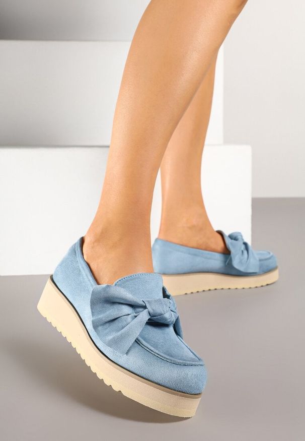 Renee - Niebieskie Mokasyny z Ekozamszu na Niskiej Platformie z Ozdobną Kokardą Nusalena. Okazja: na co dzień. Kolor: niebieski. Materiał: jeans. Obcas: na platformie. Styl: elegancki, casual