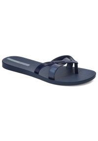 Granatowe Japonki Ipanema Modne Obuwie Damskie. Okazja: na plażę, na spacer, na co dzień. Kolor: niebieski. Materiał: materiał. Wzór: paski. Sezon: lato. Styl: elegancki, casual