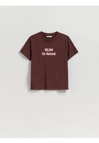 Reserved - T-shirt z nadrukiem - ciemnobrązowy. Kolor: brązowy. Materiał: bawełna. Wzór: nadruk #1
