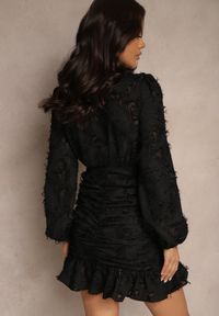 Renee - Czarna Koronkowa Sukienka o Kopertowym Kroju z Bufiastymi Rękawami i Falbanką Femeriana. Kolor: czarny. Materiał: koronka. Typ sukienki: kopertowe. Styl: elegancki #4