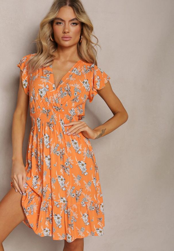 Renee - Pomarańczowa Kopertowa Sukienka Letnia z Bawełny w Kwiaty Ilivanna. Kolor: pomarańczowy. Materiał: bawełna. Wzór: kwiaty. Sezon: lato. Typ sukienki: kopertowe
