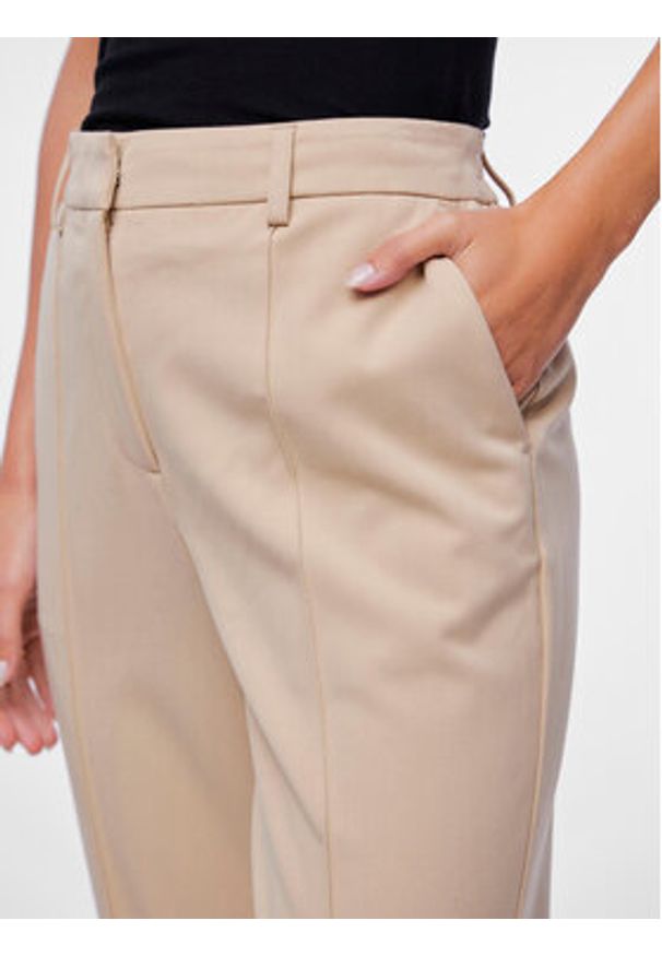 YAS Chinosy Scoop 26032835 Beżowy Regular Fit. Kolor: beżowy. Materiał: syntetyk, wiskoza