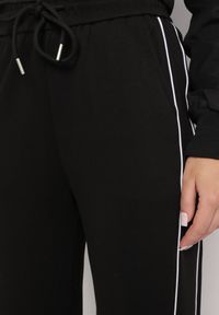 Born2be - Czarne Szerokie Spodnie Dresowe z Bawełną z Wysokim Stanem Ozdobione Paskami Sallica. Okazja: na co dzień. Stan: podwyższony. Kolor: czarny. Materiał: dresówka, bawełna. Wzór: aplikacja. Styl: sportowy, casual