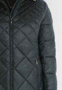 Born2be - Ciemnozielona Kurtka za Kolano Pikowana Viphee. Kolor: zielony. Materiał: materiał. Sezon: zima, jesień #4