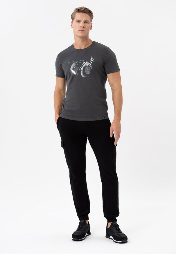 Volcano - T-shirt z printem T-STARDUST. Kolekcja: plus size. Materiał: bawełna, materiał. Długość rękawa: krótki rękaw. Długość: krótkie. Wzór: nadruk