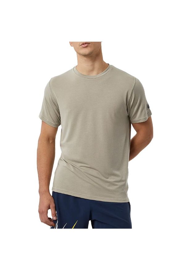 Koszulka New Balance MT23059AL - szara. Kolor: szary. Materiał: poliester, materiał, lyocell. Długość rękawa: krótki rękaw. Długość: krótkie. Sport: fitness