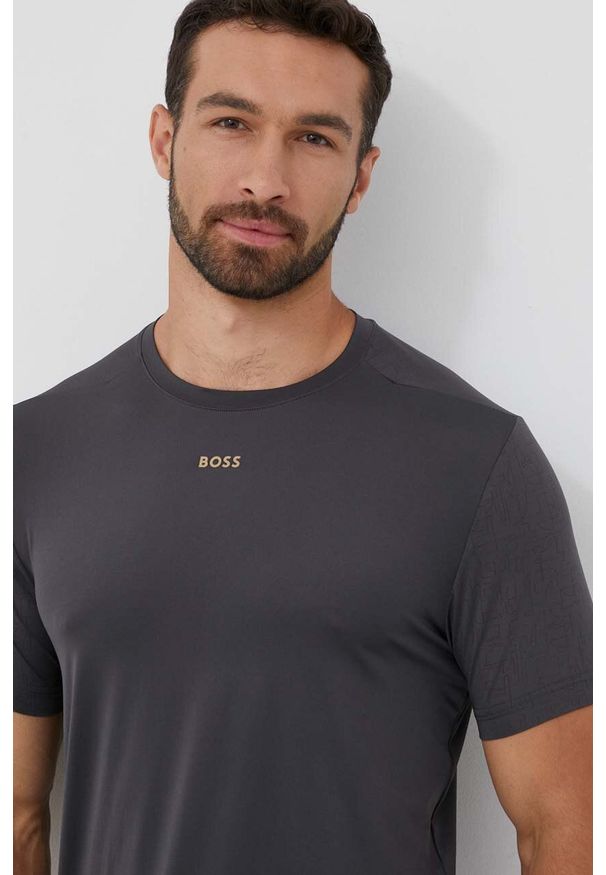 Boss Green t-shirt męski kolor szary wzorzysty. Kolor: szary. Materiał: materiał, dzianina. Długość rękawa: krótki rękaw. Długość: krótkie. Styl: klasyczny