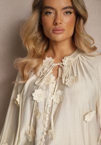 Renee - Beżowa Wiskozowa Koszula Zdobiona Wiązaniem i Aplikacjami z Kwiatami Belinea. Okazja: na co dzień. Kolor: beżowy. Materiał: wiskoza. Wzór: aplikacja, kwiaty. Styl: elegancki, casual