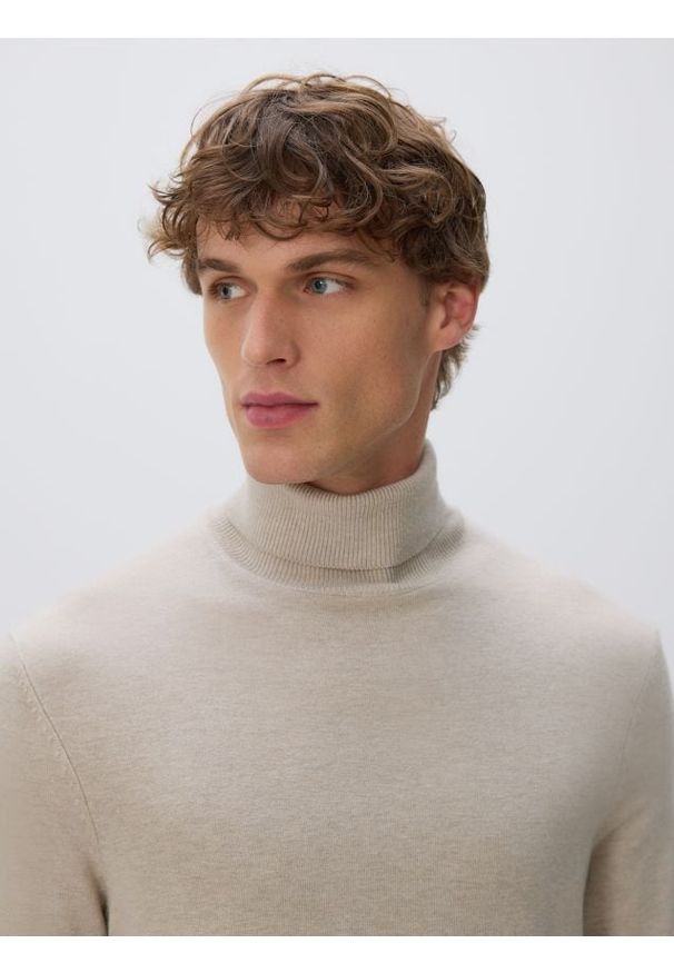 Reserved - Golf z wiskozą - beżowy. Typ kołnierza: golf. Kolor: beżowy. Materiał: wiskoza