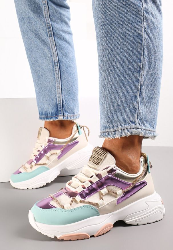 Renee - Beżowo-Fioletowe Sneakersy Ozdobione Sznureczkiem z Cyrkoniami Nathanias. Okazja: na co dzień. Nosek buta: okrągły. Zapięcie: sznurówki. Kolor: beżowy. Wzór: aplikacja. Materiał: materiał, jeans. Sezon: jesień, wiosna. Obcas: na obcasie. Wysokość obcasa: niski