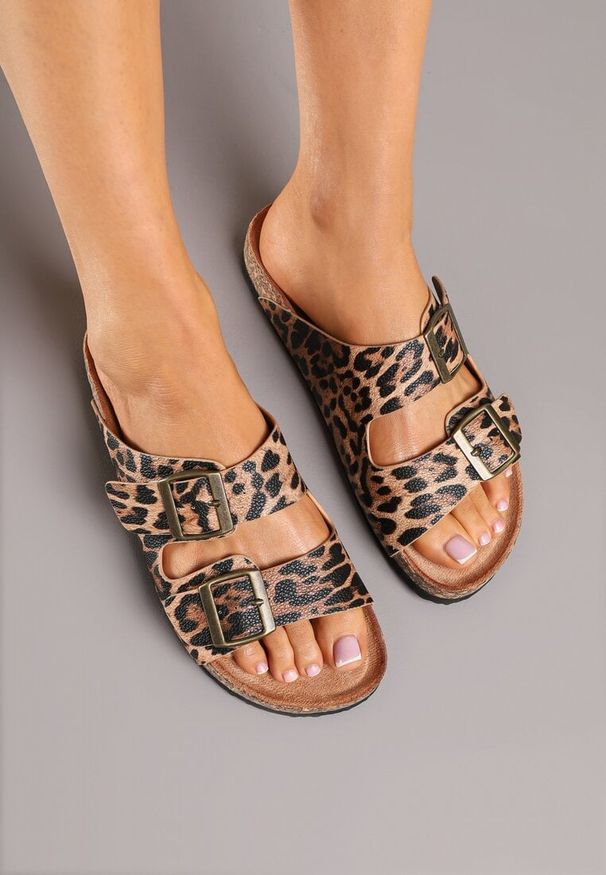 Renee - Panterkowe Klapki na Platformie z Korka Ozdobione Klamrą Banoletia. Okazja: na co dzień. Materiał: jeans. Wzór: aplikacja. Sezon: lato. Obcas: na platformie. Styl: casual