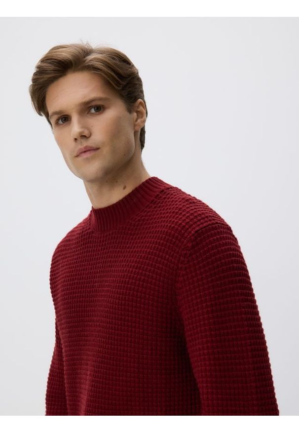 Reserved - Strukturalny sweter z domieszką wełny - czerwony. Kolor: czerwony. Materiał: wełna