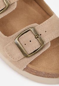 Born2be - Ciemnobeżowe Klasyczne Klapki z Zamszu Naturalnego z Paskami z Klamrami z Regulacją Realie. Okazja: na co dzień. Kolor: beżowy. Materiał: zamsz. Wzór: paski. Styl: klasyczny #5