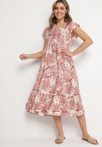Born2be - Ciemnoróżowa Sukienka z Wiskozą o Rozkloszowanym Kroju z Falbankami w Roślinny Wzór Amoira. Okazja: na co dzień. Typ kołnierza: kołnierz z falbankami. Kolor: różowy. Materiał: wiskoza. Długość rękawa: krótki rękaw. Styl: casual, elegancki #1