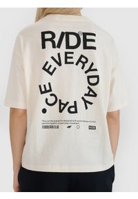 4f - 4F T-shirt oversize z nadrukiem damski - biały M. Okazja: na co dzień. Kolor: biały. Materiał: dzianina, bawełna, jersey. Długość rękawa: krótki rękaw. Długość: krótkie. Wzór: nadruk. Styl: klasyczny, sportowy, casual
