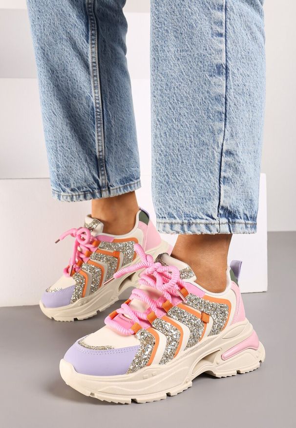 Renee - Beżowo-Fioletowe Sznurowane Sneakersy na Platformie Ozdobione Brokatem Ewla. Nosek buta: okrągły. Zapięcie: sznurówki. Kolor: beżowy. Materiał: materiał. Wzór: aplikacja. Obcas: na platformie. Wysokość obcasa: średni