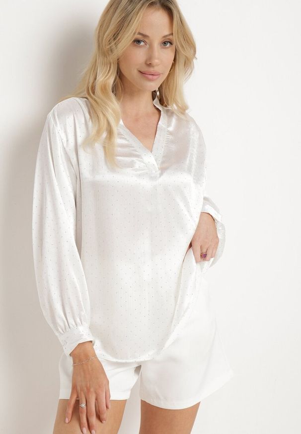 Born2be - Biała Satynowa Bluzka z Długim Rękawem z Trójkątnym Dekoltem i Ozdobnymi Cyrkoniami Xertantia. Okazja: na spotkanie biznesowe, do pracy. Kolor: biały. Materiał: satyna. Długość rękawa: długi rękaw. Długość: długie. Wzór: aplikacja. Styl: klasyczny, biznesowy