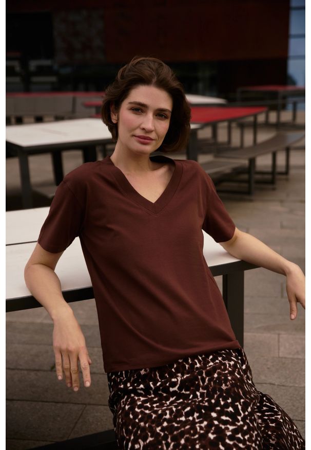 MOODO - T-shirt z dekoltem w serek brązowy. Typ kołnierza: dekolt w serek. Kolor: brązowy. Materiał: bawełna, elastan