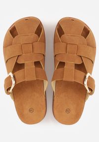 Renee - Brązowe Klapki Typu Mule z Wycięciami i Paskiem z Klamerką Kassale. Kolor: brązowy. Materiał: jeans. Sezon: lato. Styl: boho #9