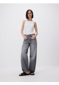Reserved - Jeansy balloon fit - szary. Kolor: szary. Materiał: jeans
