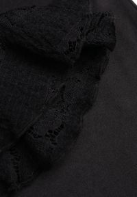 Born2be - Czarna Koronkowa Sukienka o Taliowanym Kroju z Wiązaniem przy Dekolcie Nevellirae. Okazja: na co dzień. Kolor: czarny. Materiał: koronka. Długość rękawa: na ramiączkach. Typ sukienki: proste. Styl: casual, elegancki, klasyczny #4