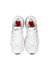 Love Moschino Sneakersy | JA15326G1MIQF | Kobieta | Biały. Okazja: na co dzień, na spacer. Kolor: biały. Materiał: jeans, tkanina, skóra, materiał. Sport: turystyka piesza