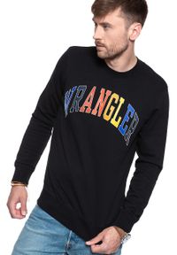 Wrangler - MĘSKA BLUZA WRANGLER LOGO SWEAT BLACK W6B6HY100. Kolor: czarny. Wzór: nadruk