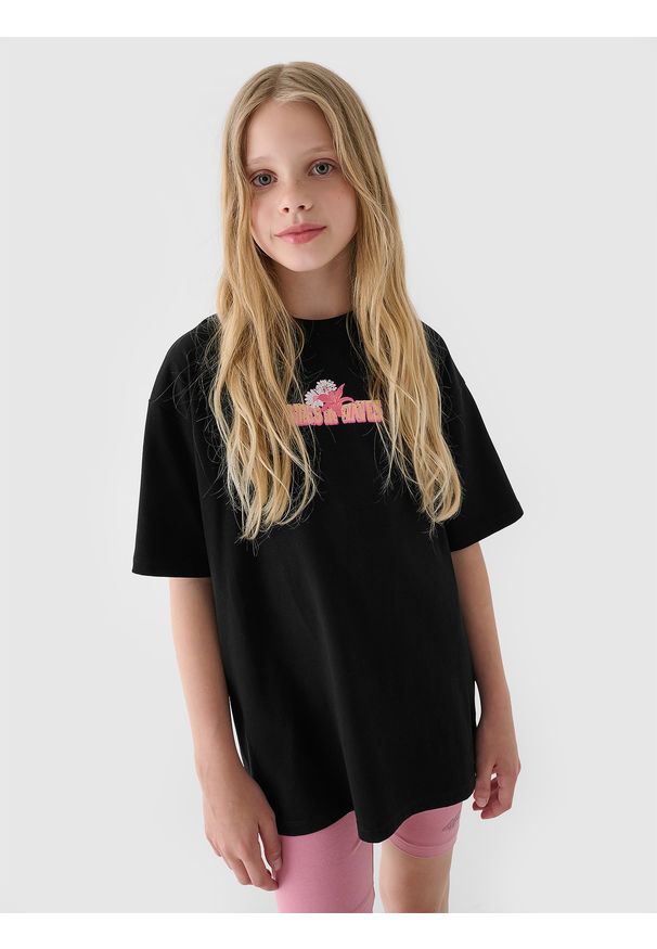 4f - T-shirt oversize z nadrukiem dziewczęcy - czarny. Okazja: na co dzień. Kolor: czarny. Materiał: jersey, dzianina, bawełna. Długość rękawa: krótki rękaw. Długość: krótkie. Wzór: nadruk. Sezon: lato. Styl: sportowy, casual, wakacyjny, klasyczny