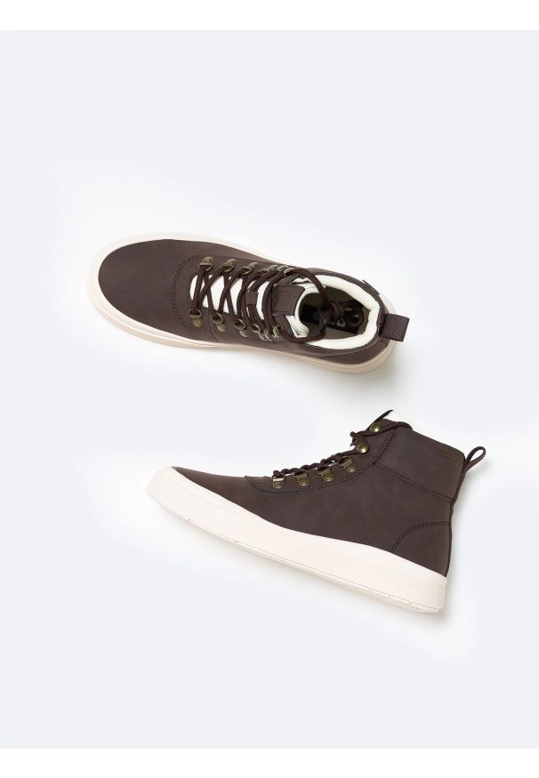 Big-Star - Trampki męskie wysokie brązowe KK174355 804. Okazja: na co dzień. Wysokość cholewki: przed kolano. Kolor: brązowy. Materiał: guma, skóra, syntetyk. Szerokość cholewki: normalna. Styl: casual, elegancki, klasyczny