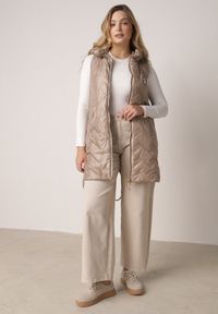 Born2be - Brązowa Przejściowa Kamizelka Pikowana o Długim Kroju z Kapturem i Naszywką Harmaste. Okazja: na co dzień. Typ kołnierza: kaptur. Kolor: brązowy. Materiał: jeans. Długość: długie. Wzór: aplikacja. Styl: casual #6